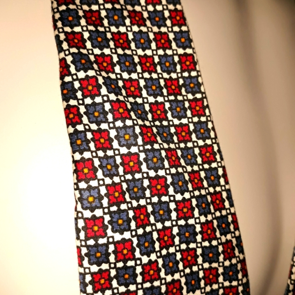 Grenada cotton flower diamond tie.